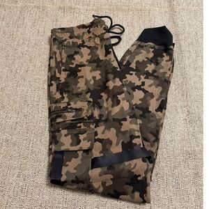 Rolling Papers Women's Camo Cargo Joggers Small